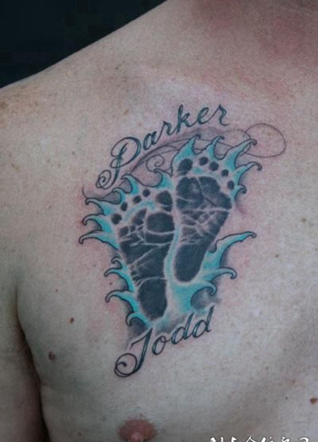 胸前的水花脚印纹身图案