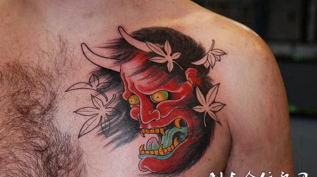 胸前的红脸般若纹身图案