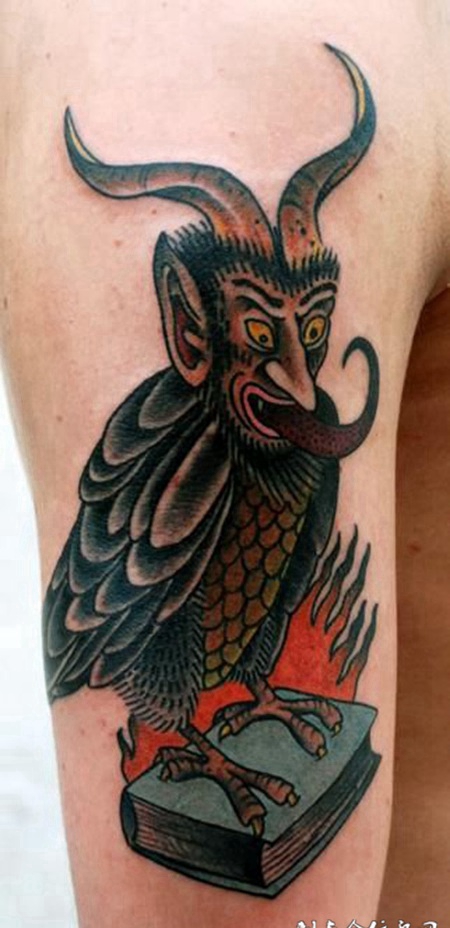 大臂书本上的恶魔纹身图案