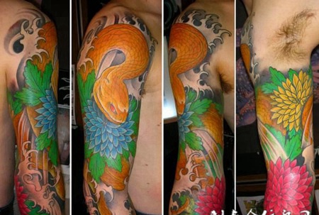 大臂上的蛇缠牡丹花纹身图案