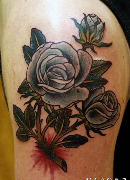 大臂上的玫瑰花图案