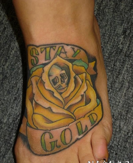 脚面上的玫瑰花骷髅纹身图案