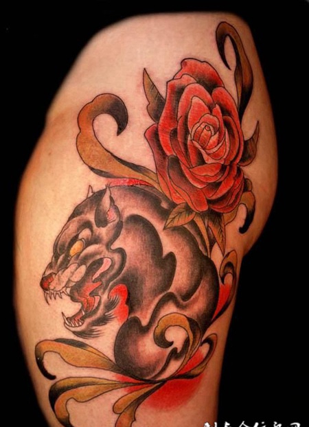 大腿上的猎豹玫瑰花纹身图案