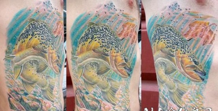 腰侧的海底世界纹身图案