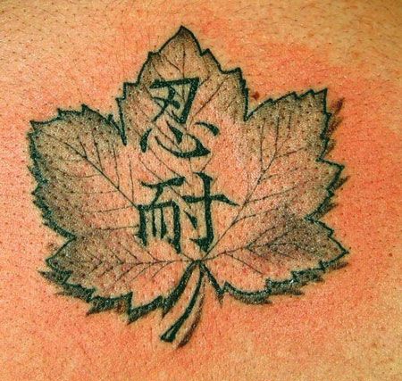 背部叶子和文字纹身图案