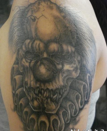 大臂上的小丑骷髅纹身图案