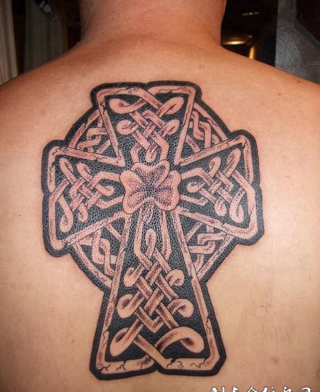 后背上的凯尔特图腾十字架纹身图案