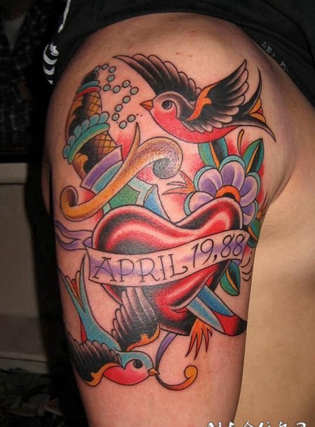 大臂上插着匕首的心脏与鸽子纹身图案