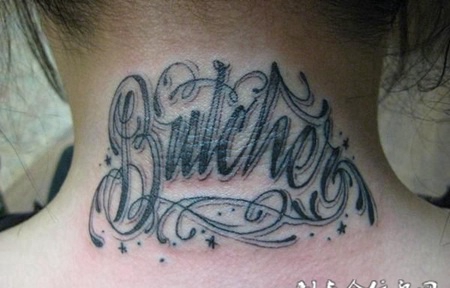 脖子后的花体字英文纹身图案