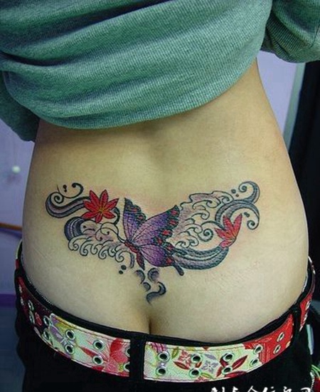后腰上的蝴蝶浪花纹身图案