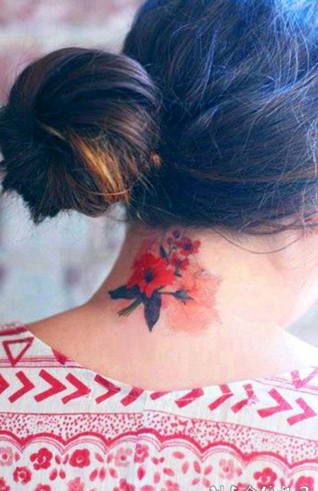 脖子后面的玫瑰花纹身图案