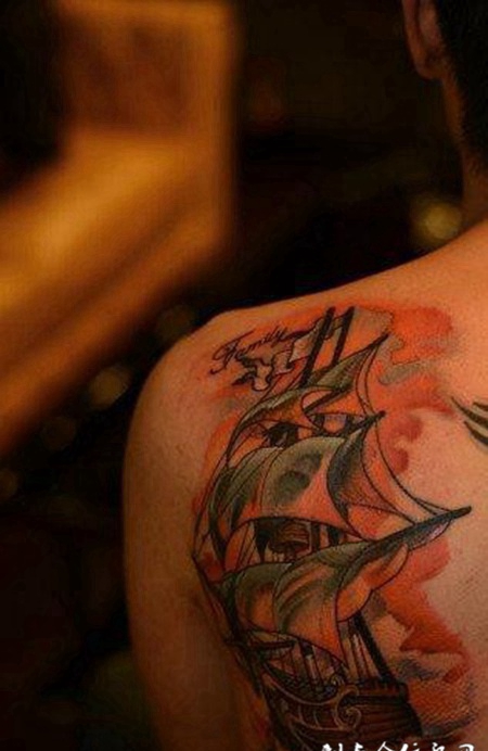 肩胛骨上的帆船纹身图案