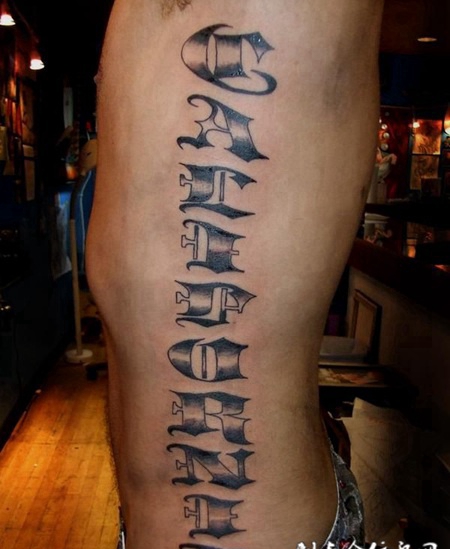 胸侧的竖排花体字英文的纹身图案
