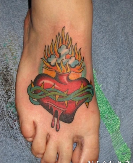 脚面上的荆棘心纹身图案