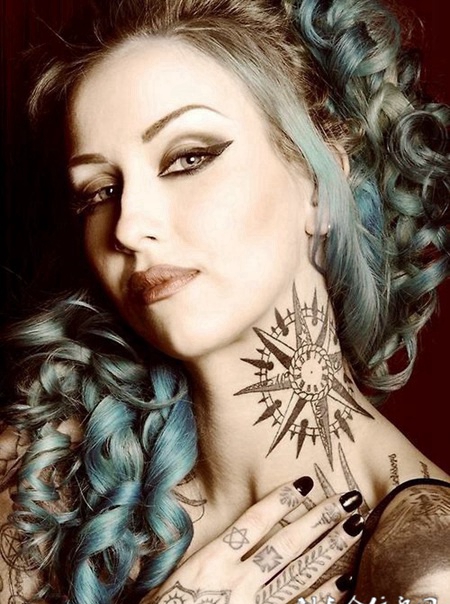 脖子上的指南针纹身图案