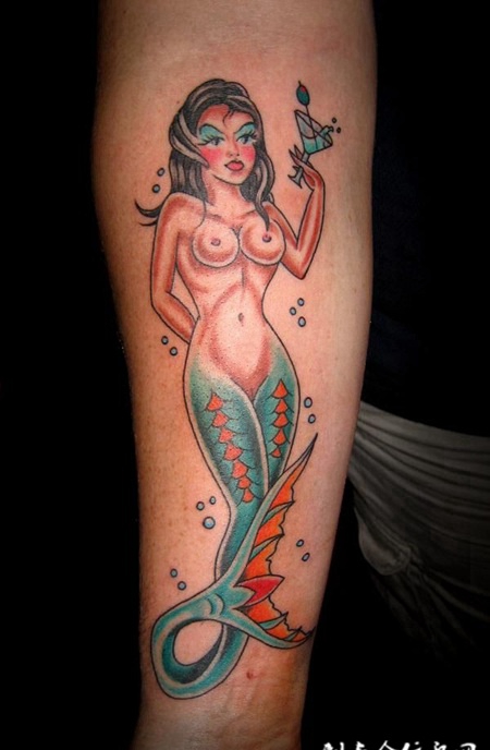 小臂上的美人鱼纹身图案
