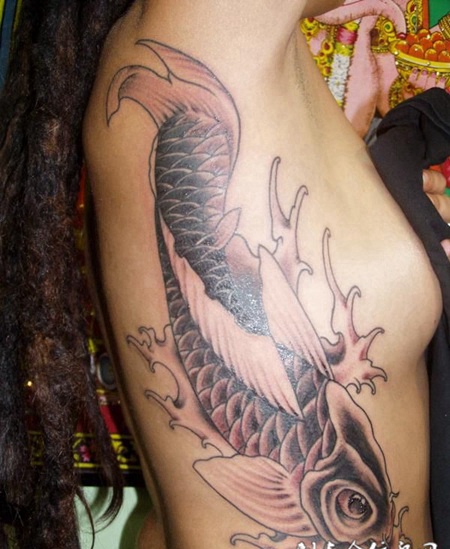胸侧的黑灰色鲤鱼纹身图案