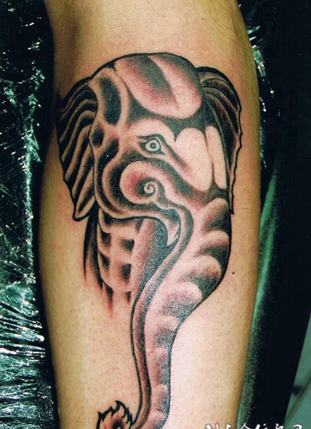 小臂上的象头纹身图案