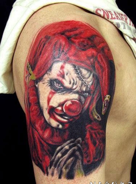 大臂上的红发小丑纹身图案