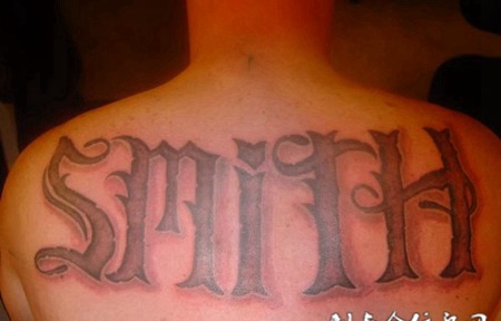 后背上的花体字英文字母纹身图案