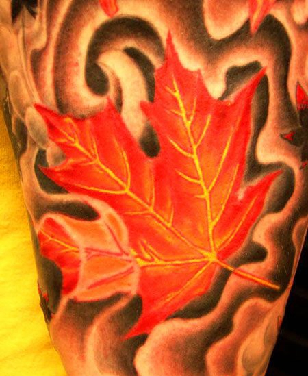 大臂上的红色叶子纹身图案