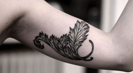 大臂内侧的叶子纹身图案