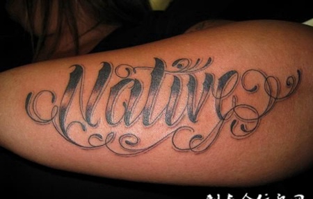 小臂上的花体字纹身图案