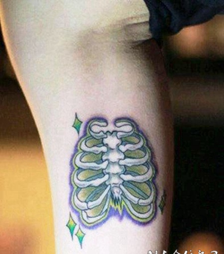 大臂上的胸骨骨架纹身图案