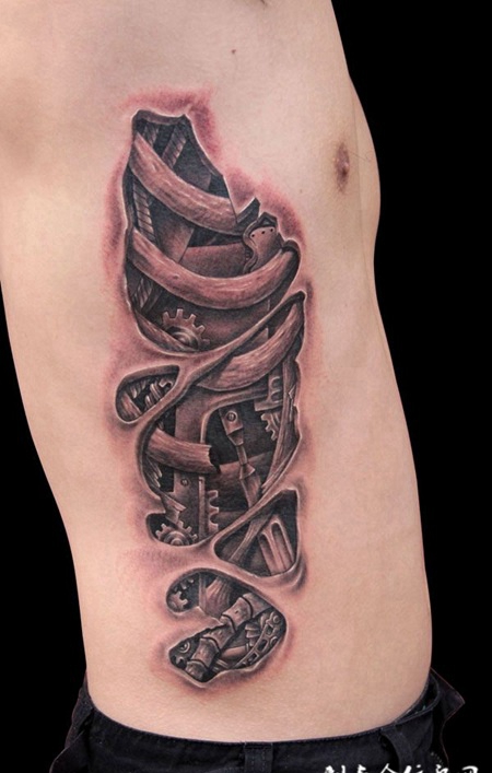 腰侧的3D机械撕皮纹身图案