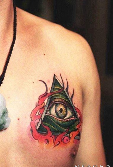 胸前的上帝之眼纹身图案