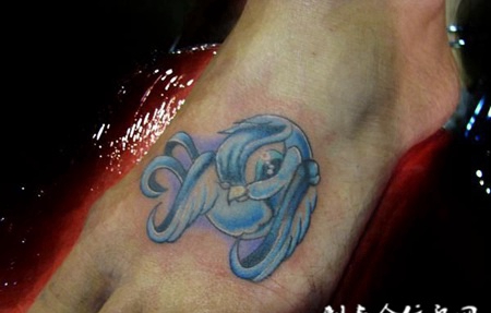 脚面上的鸽子纹身图案