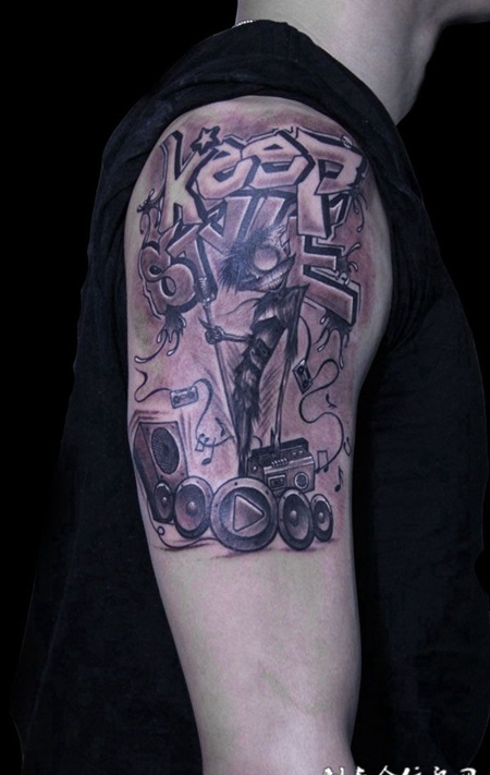 大臂上的卡通人纹身图案