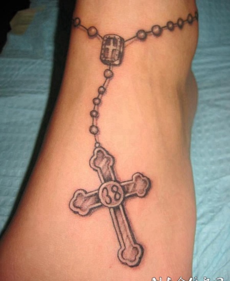 脚腕上的十字架脚链纹身图案