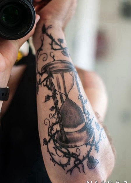 小臂上的黑灰色沙漏纹身图案