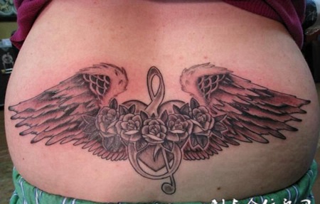 后腰上长着翅膀的玫瑰花音符纹身图案
