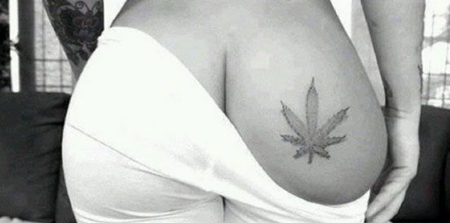 臀部黑灰色大麻叶纹身图案
