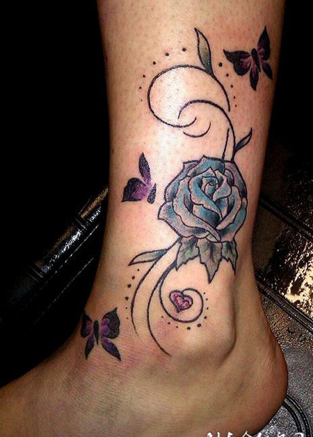 脚踝上的黑灰色玫瑰花纹身图案
