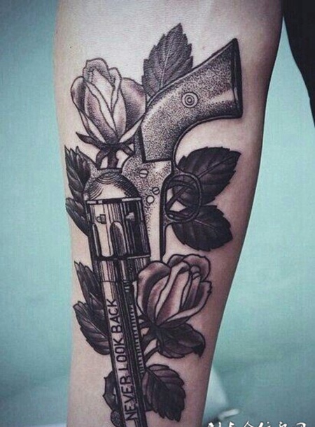 小臂上的手枪纹身图案