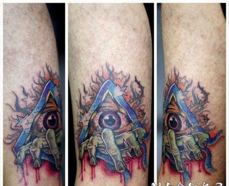 大臂上的上帝之眼爪子纹身图案