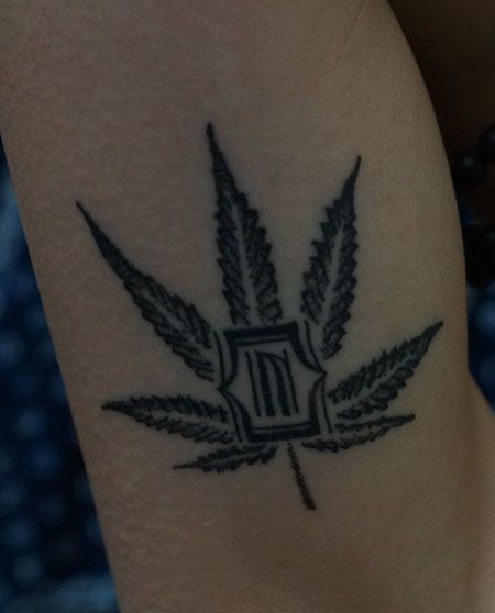 大臂大麻叶纹身图案
