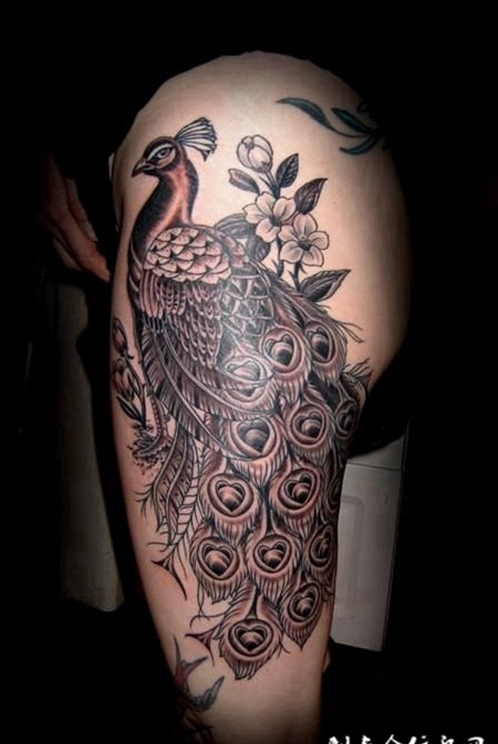 大腿上的黑灰色孔雀纹身图案