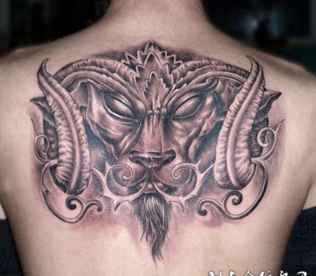 后背上的尖角恶魔纹身图案