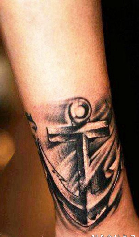 小臂上的黑灰色船锚纹身图案