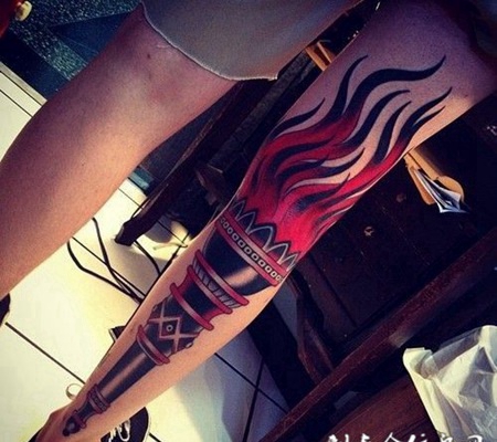 小腿上的火炬纹身图案
