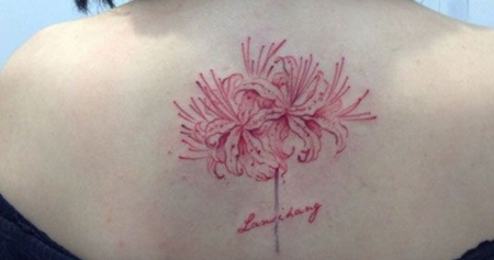 背部粉色彼岸花纹身图案