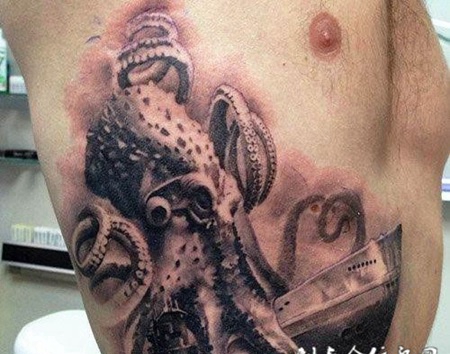 胸侧的章鱼帆船纹身图案