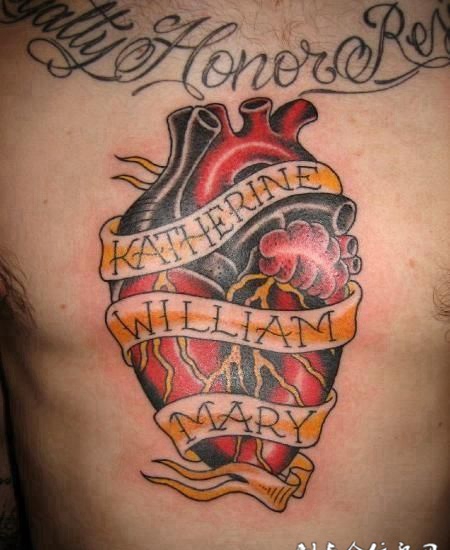 胸前缠着英文丝带的心纹身图案