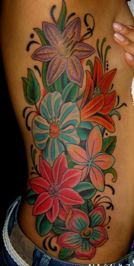 腰侧的百花纹身图案
