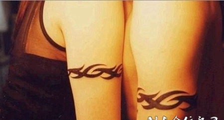 大臂上的情侣图腾纹身图案