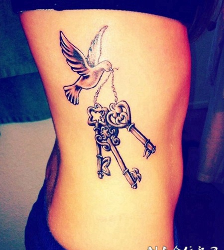 腰侧叼着钥匙的鸽子纹身图案